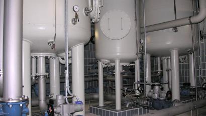 Bild: bö
Die Wasserversorger haben nach einer Verordnung bis Anfang November 2025 Zeit für eine Gefährdungsanalyse und eine Risikobewertung ihrer Anlagen. Das gilt auch in Schmidmühlen. Die Wasseraufbereitungsanlage bei Emhof (Foto) ist hier Teil der Wasserversorgung.