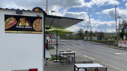 Bild: Sebastian Böhm
Der neue Nablus-Imbiss steht direkt neben dem Nabburger Bahnübergang.