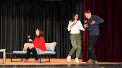 Bild: ubb
Carlotta (Lilly Melzer) schüttet Rocco (Stefan Hartwig) Wein über sein Hemd. Seine Frau Eva (Sandra Zech, sitzend) ahnt noch nichts von diesem Malheur.