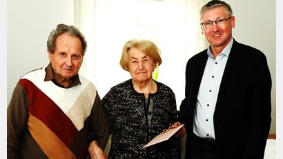 Bild: gf
Ambergs 3. Bürgermeister Franz Badura (rechts) gratulierte den Eheleuten Erna und Konrad Schmid zur Eisernen Hochzeit.