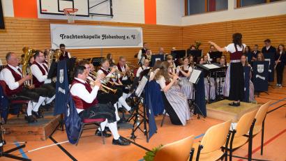 Bild: bö
Das Frühjahrskonzert der Trachtenkapelle Hohenburg war der Auftakt ihres Jubiläumsjahres. Dirigiert haben Anja Paulus (Konzertkapelle) und Tanja Fruth (Jugendkapelle). Man feiert noch 50 Jahre Maifest und das 65-jährige Bestehen der Musikkapelle.