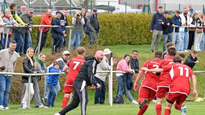 Bild: Gebert
Nach dem Siegtor in der Nachspielzeit waren die Konnersreuther Spieler nicht mehr einzufangen, auch nicht von Trainer Jakub Ryba.