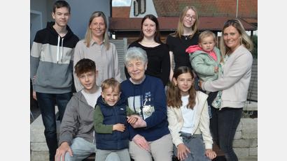 Bild: dob
Maria Karl inmitten ihrer Enkel- und Urenkelschar. Bis auf zwei waren am Dienstagvormittag noch alle bei der Jubilarin. Die Jubilarin ist immer gut gelaunt und beschenkt ihre Mitmenschen mit einem Lächeln.