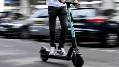 Symbolbild: Britta Pedersen/dpa
Gleich zwei gestohlene E-Scooter hatte ein Reisender in einem Zug von Nürnberg in Richtung Marktredwitz dabei.