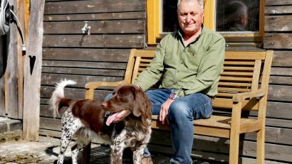 Bild: lnz
Baum-Experte Edgar Wenisch aus Konnersreuth hat seinen jungen Rüden Jim zum Gehölzpathogen- und Arterkennungs-Spürhund ausbilden lassen.