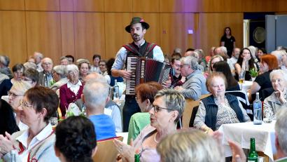 Bild: Petra Hartl
Florian Gröninger führte mit seinem Schifferklavier durch das Programm von "Blech und Frech" im Amberger Congress Centrum.