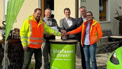 Bild: fg
Offizieller Start für das Glasfasernetz in Massenricht (von links): Markus Kummer (Glasfaser Direkt), erster Glasfaserkunde Martin Rumpler aus Massenricht, Raphael Peschkes (Glasfaser Direkt), Bürgermeister Hermann Falk und Fikreta Neslanovic, MIH Net.