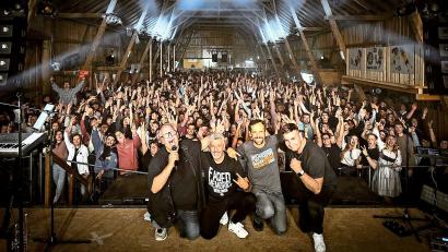 Bild: Lars Rau/exb
Radspitz in Bestform: Die bekannte Partyband sorgte im Poppenreuther Stodl bei mehreren Hundert Besuchern und Besucherinnen am Ostersonntag für beste Stimmung.
