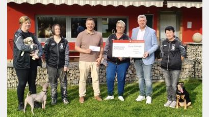 Bild: Sparkasse
Die Vereinigte Sparkasse Eschenbach Neustadt Vohenstrauß unterstützt den Hundeverein Eschenbach mit einer Spende von 2500 Euro.