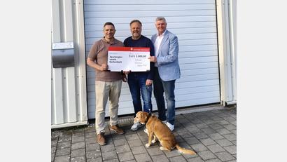 Bild: Sparkasse
Die Vereinigte Sparkasse Eschenbach, Neustadt Vohenstrauß übergibt eine Spende von 2000 Euro an der Sportanglerverein Eschenbach.