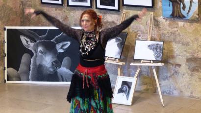 Bild: Josef Piehler
Bärbel Rösch eröffnete die Osterausstellung der Vereins „KunterbunteKastlerKunst“ mit einem orientalischen Tanz im American Tribal Style.
