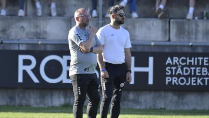 Bild: Hubert Ziegler
Trainer Markus Kipry (links) und Sportlicher Leiter Erdal Izmire tüfteln derzeit am Masterplan, um die DJK Gebenbach in der Bayernliga zu halten.