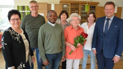 Bild: jr
90. Geburtstag feierte Berta Zeinz (Dritte von rechts). Mit im Bild die Gratulanten, (von links) Einrichtungsleiterin Mihaela Grundler, Schwiegersohn Ludwig Wenisch, Pfarrvikar Luke Eze, die Töchter Elisabeth und Christine sowie Bürgermeister Stefan Grillmeier.