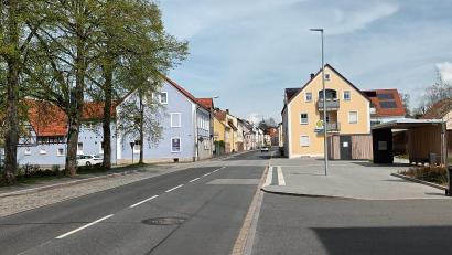 Bild: bjp
Für etwa ein halbes Jahr soll die Bahnhofstraße komplett gesperrt werden. Spätestens zum Weihnachtsmarkt sollen die Baumaschinen aber weggerollt sein.