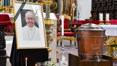 Bild: Petra Hartl
In der Amberger Pfarrkirche St. Georg können Gläubige ihre Trauer um Papst Franziskus zum Ausdruck bringen.