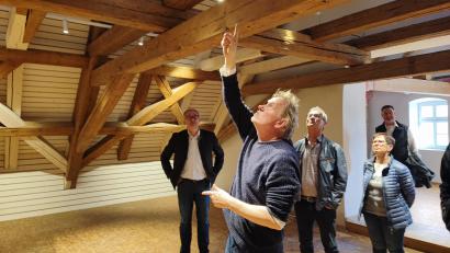 Bild: luk
Architekt Gabór Freivogel (vorne) erläutert den Mitgliedern des Bauausschusses und interessierten Besuchern die Dachkonstruktion im Bürgersaal.