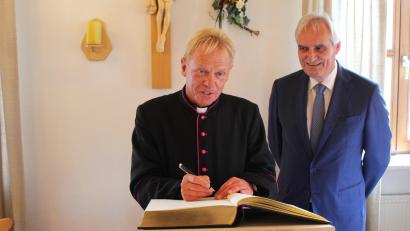 Archivbild: soj
Domvikar Harald Scharf beim Eintrag ins Goldene Buch der Gemeinde Ebnath im Jahr 2019.