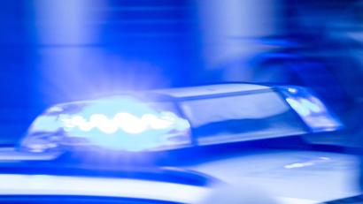 Symbolbild: Jens Büttner/dpa
Ein Mann flüchtet in Waidhaus vor der Polizei.