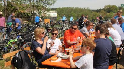 Archivbild: frd
Radeln mit der Familie oder Freunden sowie eine gemütlich Einkehr, wie hier am Vereinsstodl Pertolzhofen, bietet der Radlersonntag am 27. April. Gleich elf Stationen laden von Wölsendorf bis Stadlern zu einer Pause ein.