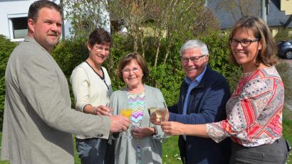 Bild: jr
85. Geburtstag feierte am Mittwoch Hermann Pöhlmann. Im Bild (von links) Bürgermeister Stephan Schübel, Nichte Helga, Gattin Jutta mit Jubilar Hermann Pöhlmann sowie Iris Zeitler vom TSV.