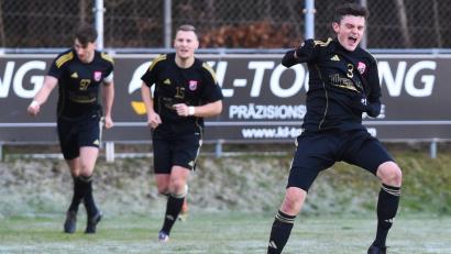 Archivbild: G. Büttner
Spielertrainer Benjamin Urban (rechts) kommt derzeit aus dem Jubeln nicht mehr raus: Der SC Luhe-Wildenau ist seit sieben Spielen ungeschlagen und ist ein heißer Kandidat für die Relegationsspiele zur Bayernliga.