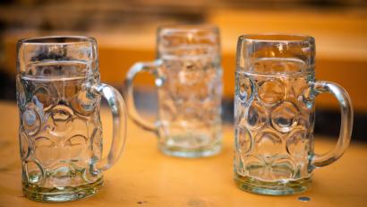 Symbolbild: Peter Kneffel/dpa
Leere Biergläser stehen in einem Biergarten: Der Konsum von alkoholhaltigem Bier sinkt.