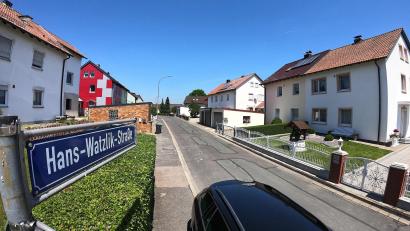 Archivbild: Petra Hartl
Auch künftig wird die Wohnstraße am Loderhof den Namen des NS-Dichters Hans Watzlik tragen – jedoch mit einem Zusatzschild, das auf seine völkisch-rassistische Gesinnung hinweist.