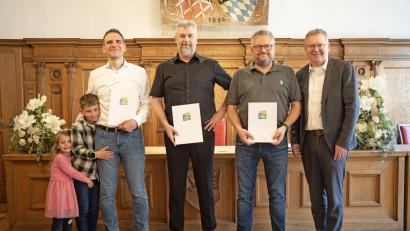 Bild: Thomas Graml/Stadt Amberg
Markus Jokiel (Zweiter von rechts), Geschäftsführer der Firma Jokiel GmbH, André Vales (Zweiter von links), Geschäftsführer von PIA Automation Amberg, und Philipp Wondra (links), Inhaber von Wondra EDV, wurden für die Leistungen ihrer Unternehmen im Bereich des Umwelt- und Klimaschutzes ausgezeichnet. Oberbürgermeister Michael Cerny (rechts) überreichte die entsprechenden Urkunden.