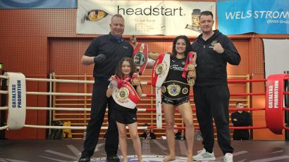 Bild: Amelie Och
Von links: Manuel Wolpert (Hauptkampfrichter Ringsport), Mila Wurster, Jenny Wurster und Erich Aul (Coach). Die beiden Schwestern erzielten bei der Austrian State Championship starke Ergebnisse.