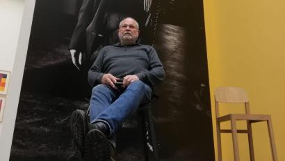 Bild: Hans Semmler
Hermann "Sam" Stadler beim letzten "Kulturausflug" ins Neue Museum Nürnberg im Dezember 2024. Jetzt ist der Amberger Künstler völlig überraschend gestorben.