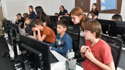 Bild: Petra Hartl
Am Computer entwerfen die Jungen und Mädchen ihren Roboter. Unterstützung bekommen sie dabei von Auszubildenden.