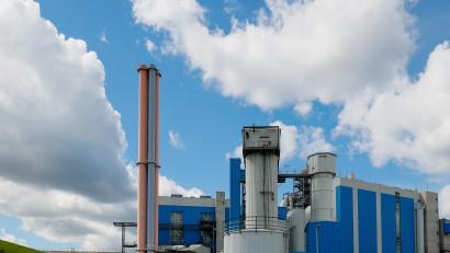 Bild: Hösamer
Aus den Kaminen des Müllkraftwerks Schwandorf steigen pro Jahr etwa 450.000 Tonnen Kohlendioxid in die Atmosphäre, rund 210.000 Tonnen davon aus fossiler Quelle.