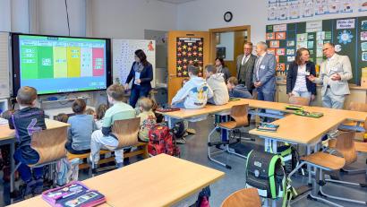 Bild: Dominik Göhl/Landratsamt Tirschenreuth
Mathe-Unterricht im Klassenzimmer von Konrektorin Martina Reichl: Bei einem Besuch an der Marien-Grundschule überzeugte sich die Delegation von konkreten Schritten zur Inklusion.
