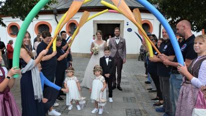 Bild: jr
Nach der Hochzeit in der Kapplkirche wurden Nathalie und Benedikt Wenisch mit einem Ehrenspalier überrascht, gebildet von der Wasserwacht Waldsassen, dem Schlüsselclub Münchenreuth, Arbeitskolleginnen der Braut sowie der Marktredwitzer Blasmusik und den „Egertalern“. Mit dabei waren auch die Brautkinder Marie, Leonie und Julian (von links).