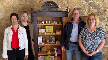 Bild: Johanna Wenisch/exb
Michaela Günthner und Melanie Wenisch (von links) vom Schafferhof-Team sowie (von rechts) Familienbeauftragte Andrea Schwägerl und Uwe Rosner vom Förderverein Schafferhof vor dem „Hinundmit“-Schrank.