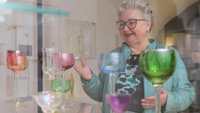 Bild: Wolfgang Steinbacher
Museumsführerin Cornelia Platz führt durch die neue Dauerausstellung mit Glas, Steingut und Porzellan im Bergbau- und Industriemuseum im Kulturschloss Theuern.