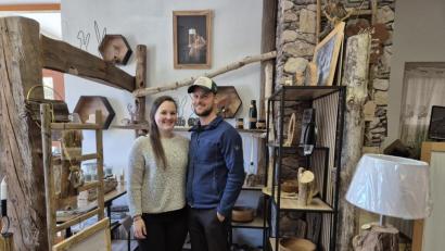 Bild: Lowak
Susanne Hartmann mit Ehemann Christian in ihrem kleinen Laden in Erbendorf.