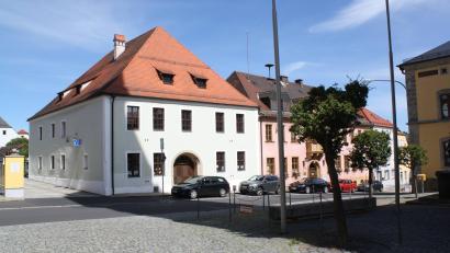 Bild: bjp
Zu den in der Pressather Bürgerversammlung angesprochenen Themen zählte auch die Zukunft der Stadt- und Pfarrbücherei. Diese soll aus dem zu klein gewordenen Dostlerhaus-Domizil (links) ins geplante Bürger- und Kulturhaus an der Reinwaldstraße umziehen.