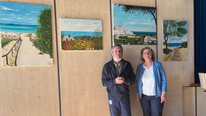 Bild: Cornelia Renner 
Maler Claudio Ferrarese mit der Vorsitzenden Jenny Pilhofer.