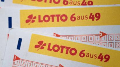 Symbolbild: Federico Gambarini/dpa
Ein Oberpfälzer darf sich über einen Lottogewinn von 1,2 Millionen Euro freuen.