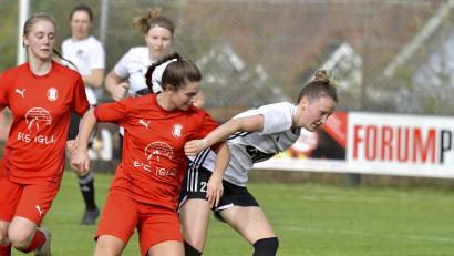 Archivbild: Hubert Ziegler
Anna Luschner (Mitte) und Mathilda Lacher (links) steht mit den Fußballerinnen des TSV Theuern eine harte Englische Woche bevor. Lacher kehrt nach einem Auslandsaufenthalt in den Kader zurück.