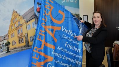 Bild: ubb
Eine von Daniela Kellers ersten Aufgaben als neue Gleichstellungsbeauftragte war es, sich am Weltfrauentag darum zu kümmern, dass die dazugehörige Fahne zu diesem Ehrentag am Landratsamt sichtbar aufgehängt wird.