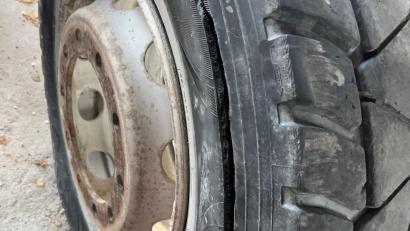Bild: PI Schwandorf/exb
Beim Aufpumpen platzte ein Lkw-Reifen. Durch die Druckwelle wurde ein 64-Jähriger schwer verletzt.