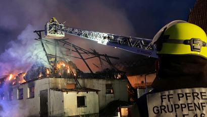 Bild: Völkl
Der Schaden beim Großbrand in Wiesensüß wird auf einen mittleren sechsstelligen Bereich geschätzt.