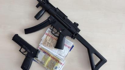 Bild: Polizeipräsidium Oberpfalz/exb
Gefälschte Banknoten sowie sogenannte Anscheinswaffen entdeckten die Beamten bei der Kontrolle eines Fahrzeugs in Mitteretich.