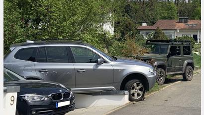 Bild: PI Neustadt a.d.Waldnaab, Franz, PHK
Eine Seniorin stellte ihren BMW an einer abschüssigen Stelle ab. Der Pkw rollte los.