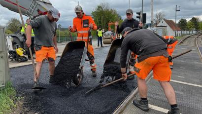 Bild: ihl
Richtung Naabbrücke wird nach den Stopfarbeiten der Bahn der Straßenasphalt aufgetragen und angeglichen..