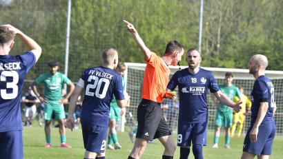 Archivbild: Hubert Ziegler
Der FV Vilseck (blaue Trikots) steht in der Tabelle zwar auf einem Relegationsrang, muss durch eine Regelung des BFV momentan allerdings mit dem direkten Abstieg rechnen.