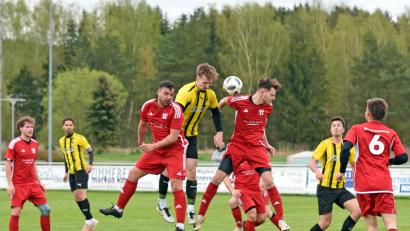 Archivbild: Gebert
Nico Stark vom FC Tirschenreuth setzt sich im Luftkampf gegen zwei Konnersreuth durch. Aus: TSV Konnersreuth - FC Tirschenreuth 2:1.