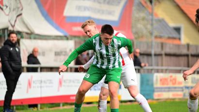 Archivbild: Thomas Schrems
Filip Berka (vorne, Szene aus dem Heimspiel gegen Buckenhofen) und der SV Mitterteich müssen sich in Trogen auf erbitterte Gegenwehr einstellen.